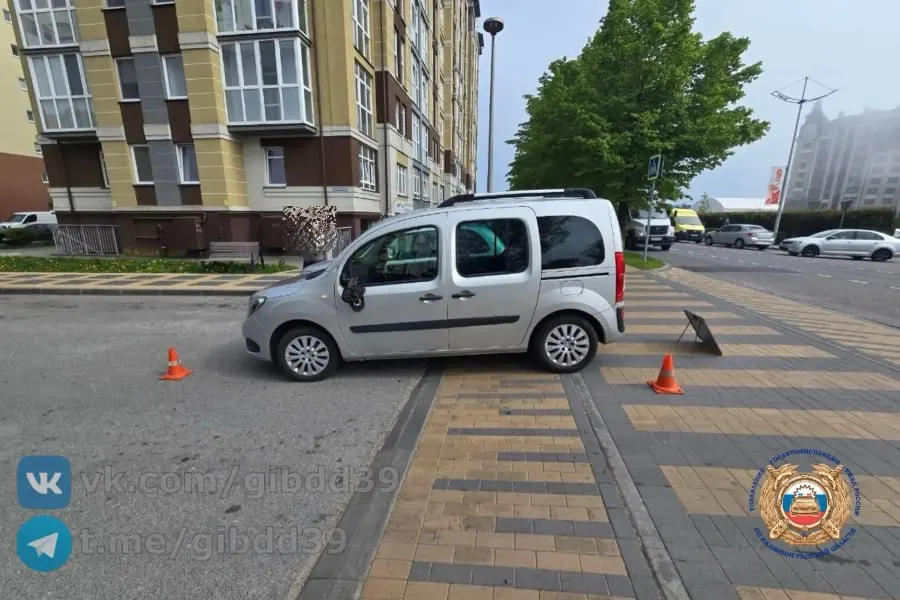 19 мая в Зеленоградске водитель Mercedes сбил электросамокат; две несовершеннолетние 2012 и 2014 годов рождения получили травмы и были доставлены в медицинские учреждения. По факту ДТП проводится проверка.