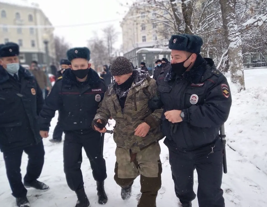 49‑летнего жителя признали виновным в призывах к экстремизму и терроризму за комментарии во «ВКонтакте» 2022–2023 годов; свидетели утверждают, что он призывал к насилию и свержению власти.