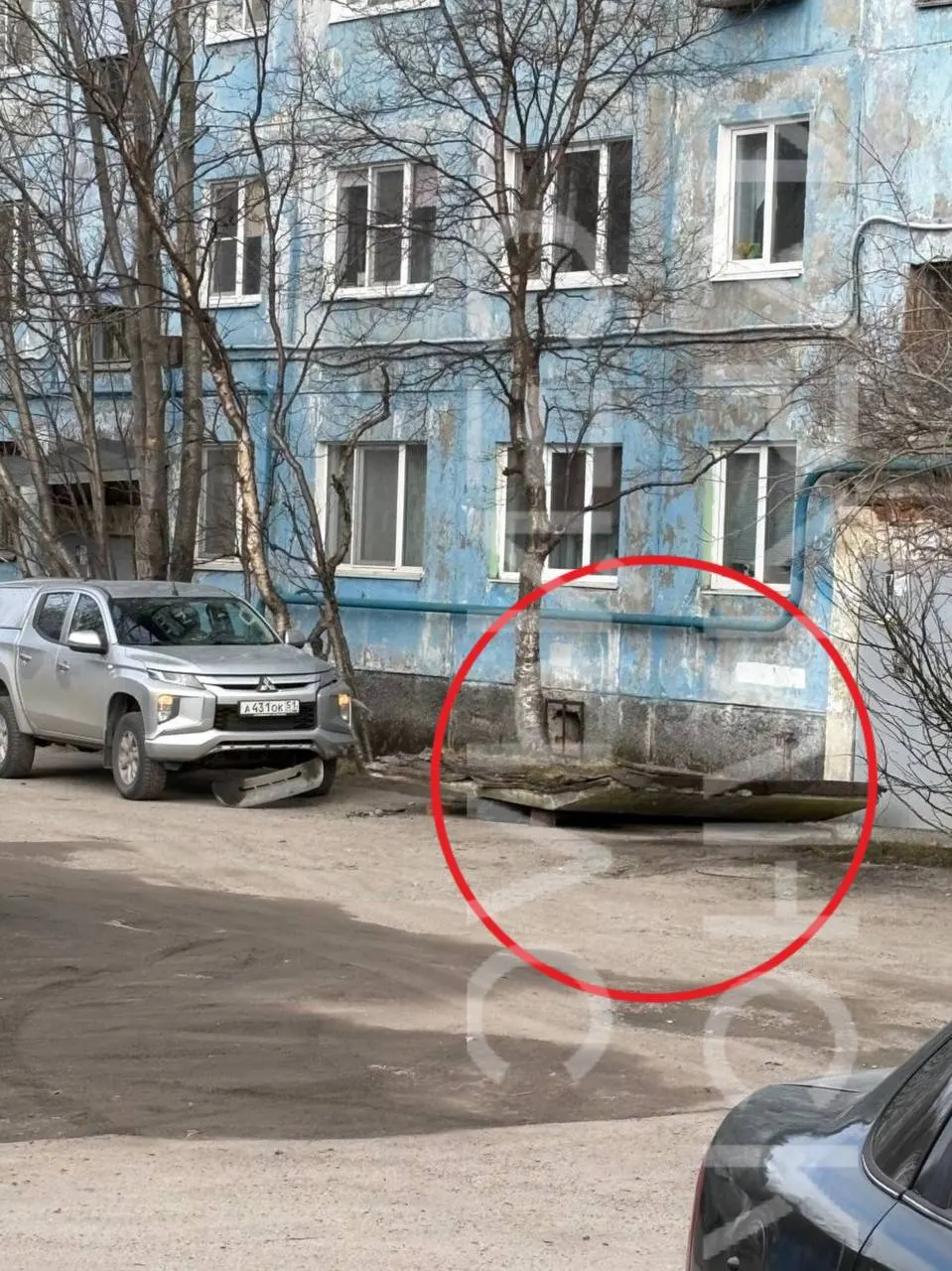 На доме по адресу Героев‑Североморцев, 66/19 козырёк подъезда рухнул и задел припаркованный автомобиль — жители связывают инцидент с изношенностью конструкций.
