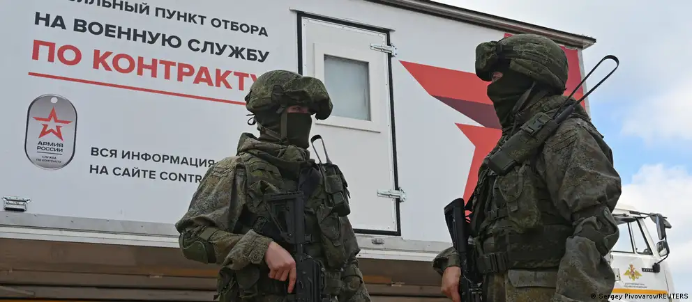 Государственная дума приняла закон, который запрещает выдворять из России иностранных граждан, служащих по контракту или ранее участвовавших в боевых действиях в составе ВС РФ, и ограничивает основания для отказа в виде на жительство. Тем же днем депутаты одобрили меры по аресту имущества уехавших граждан для обеспечения штрафов.