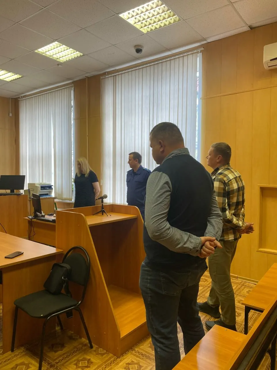 В мае 2022 года два бывших сотрудника полиции ловили лещей на особо охраняемой территории — вылов оценили в 25 тысяч рублей. Пограничники задержали мужчин, суд назначил каждому по два года принудительных работ с удержанием 10% заработка.