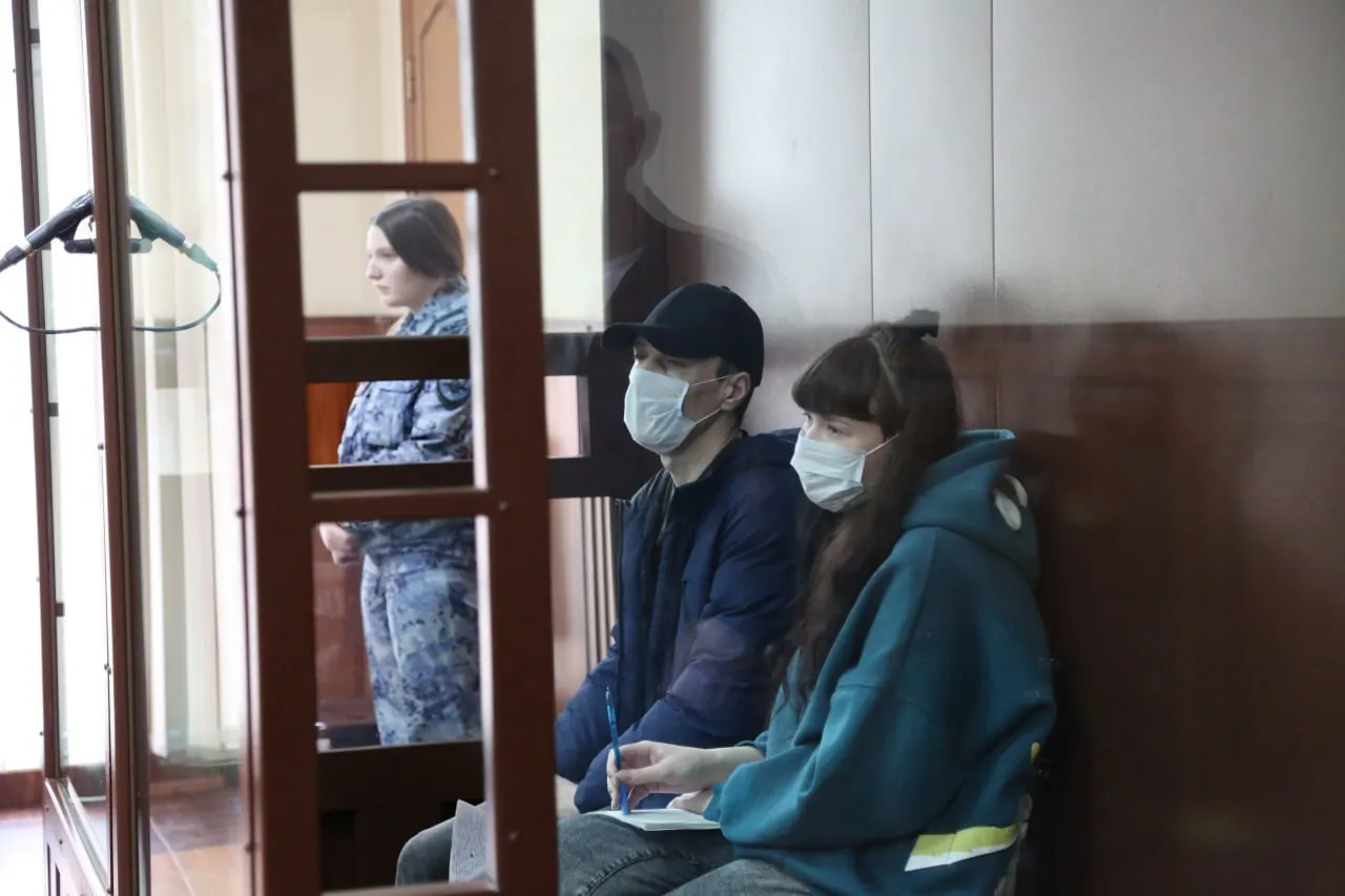 В Калининградском областном суде прокурор попросил пожизненное для отчима и восемь лет колонии для матери. Переквалификация по перелому плеча девочки смягчена; следующее заседание назначено на 29 мая.