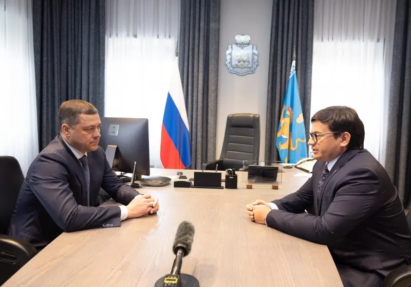 Дмитрий Мельников, возглавляющий завод АВАР, получил благодарность от президента. Ранее он унаследовал долю предприятия, вошёл в региональную общественную палату, переводил миллионы на поддержку военных и сообщил о сокращении графика работы на заводе.