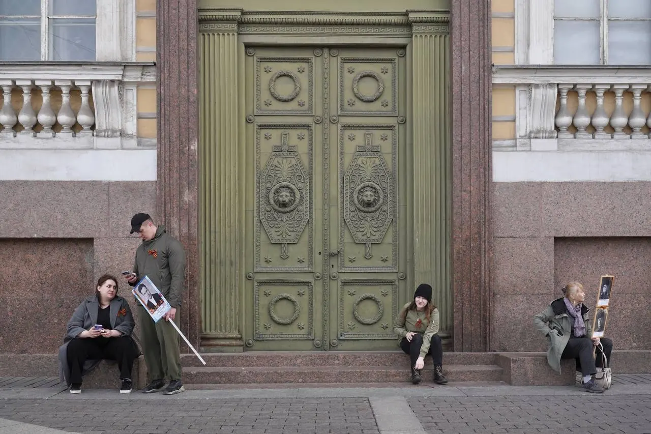 Краткий обзор событий в Петербурге, Ленобласти, по России и в мире: решение о сносе галереи, расписание рейсов из Пулкова, арест по делу об избиении, открытие памятника и инциденты, связанные с дронами и блокировками интернета.