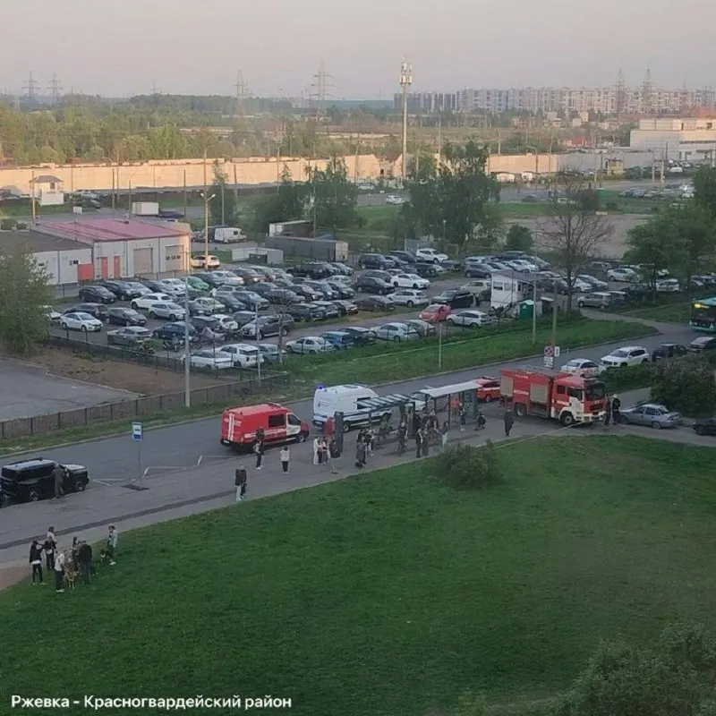 Жильцов многоквартирного дома временно выводят из-за инцидента. К месту прибыли пожарные, сапёры, полиция и скорая; людей направляют в соседнюю школу №191.