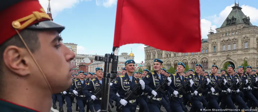 Во многих городах парады 9 мая либо пройдут в урезанном виде, либо отменены вовсе. Власти называют причиной «оперативную обстановку», эксперты указывают на задействование техники на фронте и риски поражения со стороны дронов. Разбираем причины и возможные политические последствия.