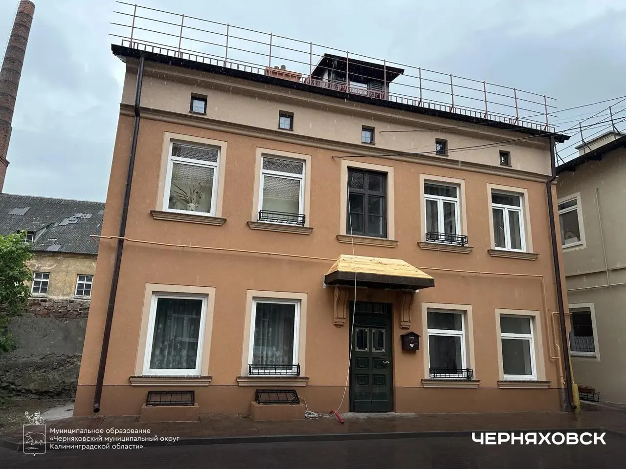 В Черняховске на улицах Театральной, 14а и 14б почти завершили капитальный ремонт крыш и фасадов — власти отмечают использование современных технологий и материалов для продления срока службы зданий.