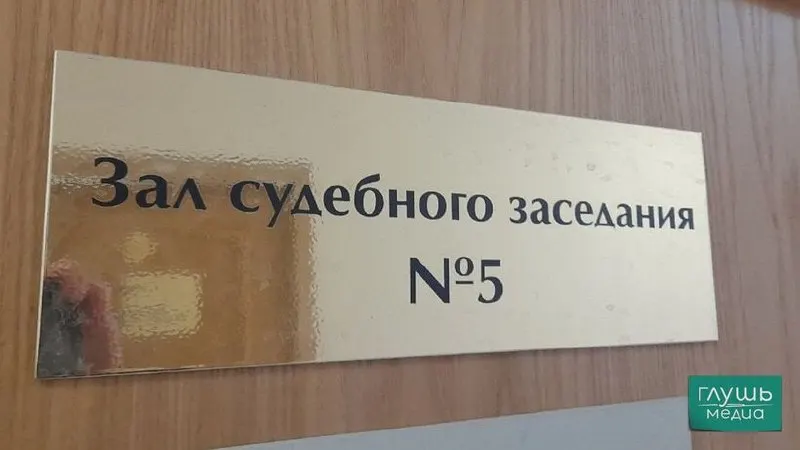 Верховный суд предложил смягчить требования к секретарям судебных заседаний — допускать студентов юридических факультетов, отмечая, что их функции не требуют высшего юридического образования и что вакансии в судах остаются невостребованными из‑за нагрузки и низких зарплат.