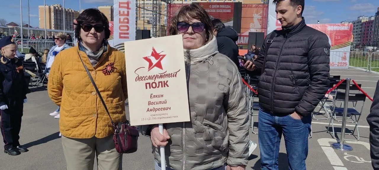 В Янине отменили очное шествие «Бессмертного полка» из‑за ограничений по безопасности. В Кудрове акция состоится очно, у стадиона будет концерт. В Петербурге шествие на Невском проспекте запланировано.