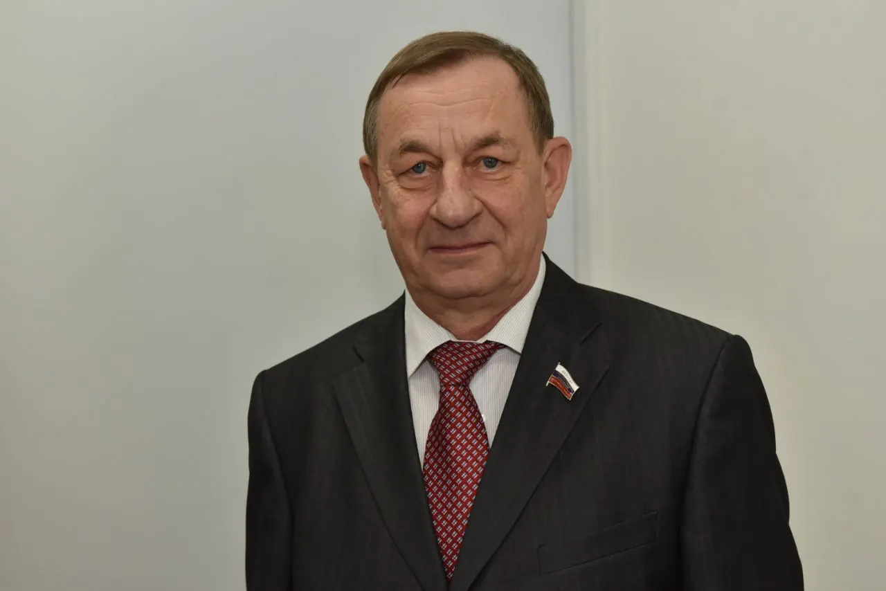 Экс‑мэр Череповца и депутат областного парламента Михаил Ставровский подал заявление об освобождении от должности председателя Наблюдательного совета ЧерМО, заявив о несогласии с планом выделить 35 млн рублей на памятник Бардину и Сталину.