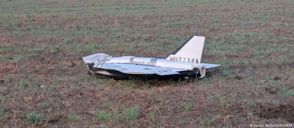 Военная полиция Польши обнаружила обломки дрона на поле около Бартошице — примерно в 20 км от российской границы. На корпусе видны надписи кириллицей, проводится расследование.