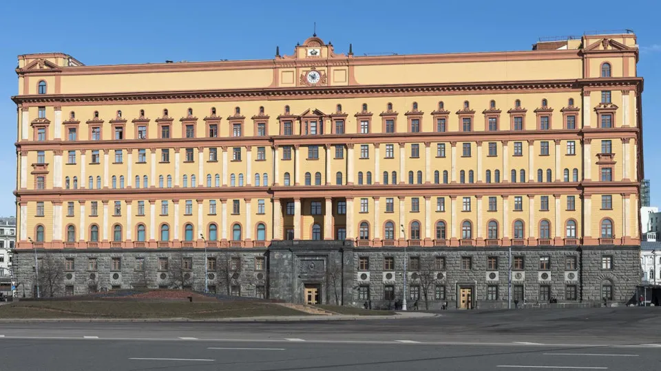 Руководство Пограничной службы сообщает о строительстве заграждений и изменениях в пропускном режиме, которые, по их словам, противоречат межгосударственным договорённостям и повышают риск инцидентов на западных границах России.