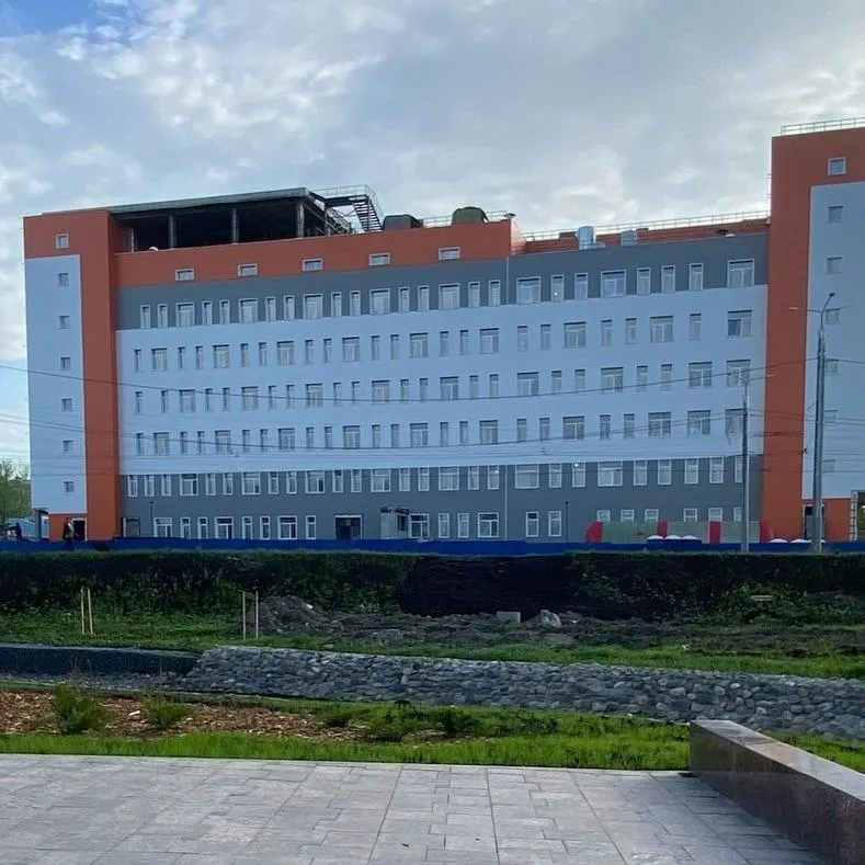 Рабочие нового корпуса БСМП в центре Петрозаводска уже три месяца не получают зарплату: у подрядчика начато банкротство, счета заблокированы, часть сотрудников обратилась в Следственный комитет.