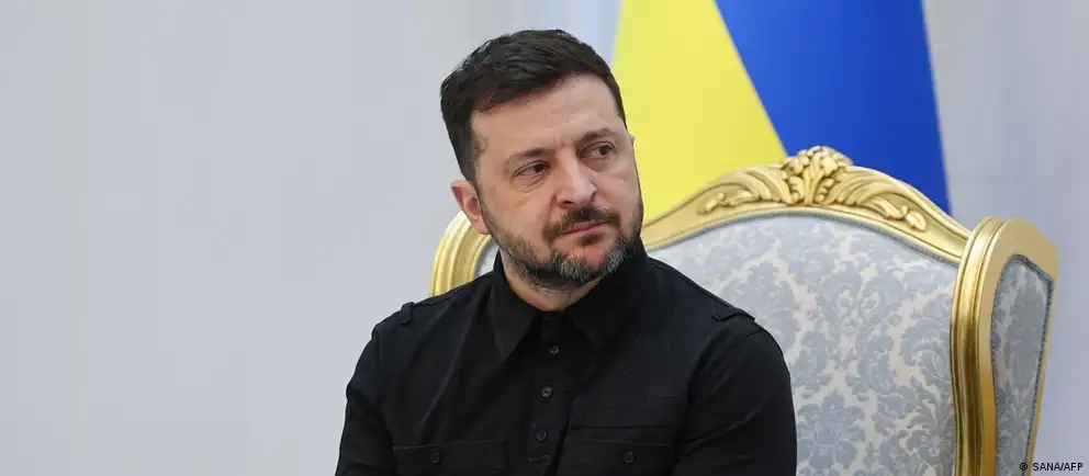 Украинский президент издал указ №374/2026, разрешающий проведение парада в Москве 9 мая 2026 года и временно запрещающий удары по территории Красной площади на время мероприятия. В Кремле отвергли необходимость чьих‑то разрешений; в ряде регионов мероприятия отменены или сокращены.