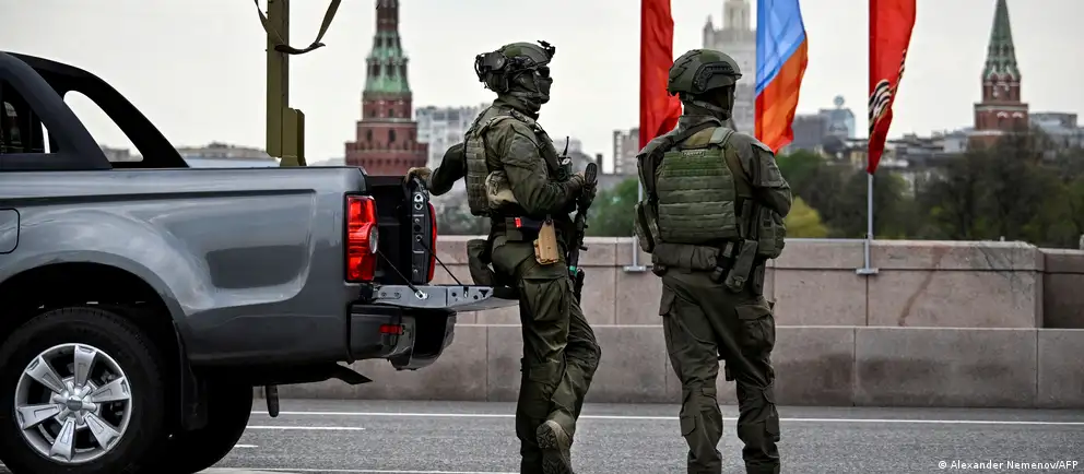 Иностранные корреспонденты лишились аккредитаций на парад в Москве. Торжества пройдут в урезанном формате — без военной техники и с ограничениями из‑за угрозы безопасности.