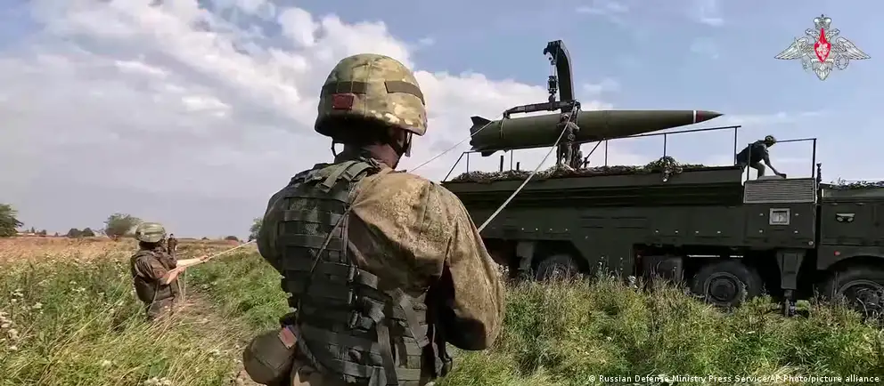 Видео учений демонстрирует доставку специальных боеприпасов на позиции ракетной бригады в Белоруссии и скрытную подготовку оперативно‑тактического ракетного комплекса «Искандер» в рамках совместных с Беларусью ядерных учений.