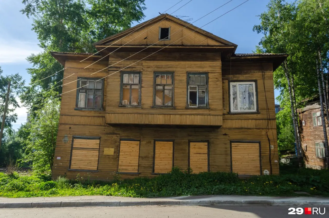 Арендное право на заброшенный памятник архитектуры на ул. Серафимовича, 35 предлагают вместе с компанией. Начальная цена — 4,5 млн руб., шаг торгов — 100 тыс., торги начнутся 15 июня.