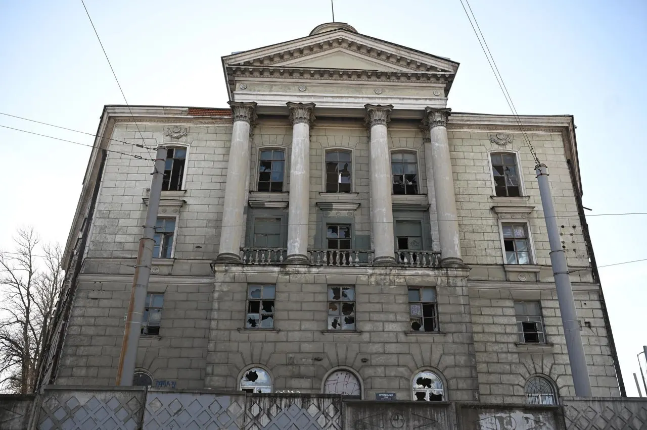 Минкульт отменил аттестацию Александра Мартынова — он три года не сможет подавать заявление на повторную аттестацию. Решение принято после жалобы депутата и введения новых правил Минкульта.