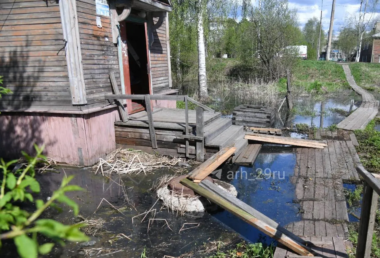 Жители домов на Ленинградском жалуются, что квартал затопило стоками из-за забитого коллектора. Коммунальщики прочищают трубы и извлекают мусор и тряпки.