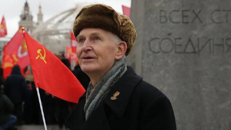 Военный суд в Тюмени приговорил 71‑летнюю женщину по обвинению в участии в движении «Граждане СССР» и вербовке военных. Аналогичные дела ведут по всей стране, часто затрагивая пожилых людей.