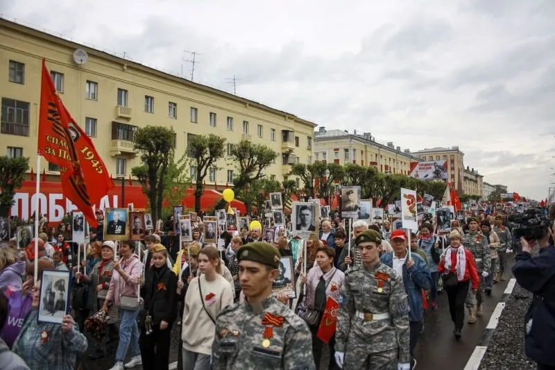 В Санкт‑Петербурге шествие «Бессмертный полк» состоится в очном формате; онлайн‑шествие остаётся главным цифровым событием — более 2,8 тыс. модераторов проверяют заявки, трансляция начнётся 9 мая в 12:00 по местному времени. Очно мероприятия запланированы в 37 регионах, включая Екатеринбург, Казань и Новосибирск.