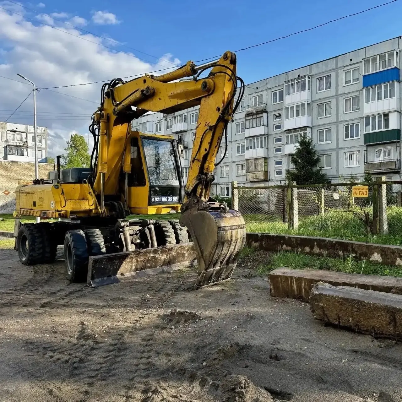 Техника расчистила участок на месте снесённого Дома спорта — здесь обустроят сквер. Одновременно проверяют другие объекты округа; туристско‑информационный центр планируют открыть 18 мая.