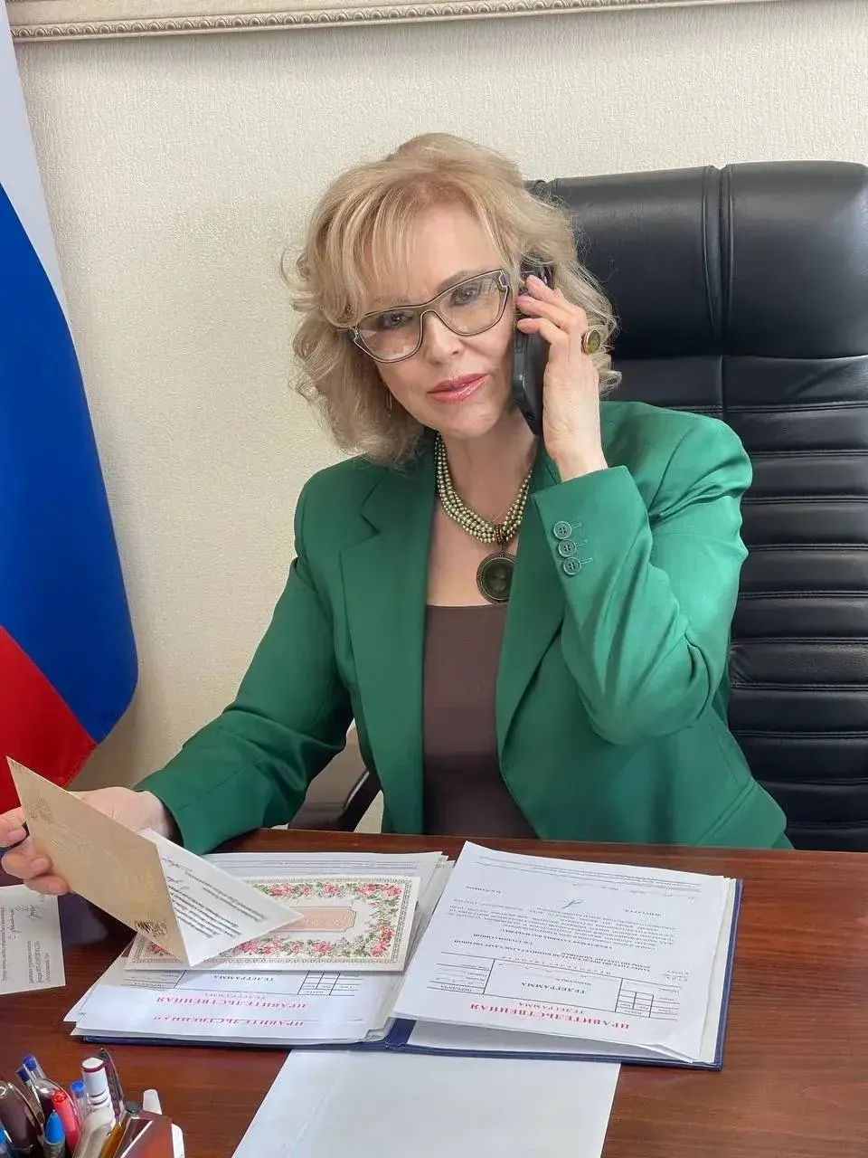 Депутат отмечает, что вопреки официальным отчётам бумажной работы в школах и медучреждениях не стало меньше. В ответ депутаты собирают предложения от педагогов и медиков о том, какие отчёты можно отменить и какие цифровые решения внедрить.