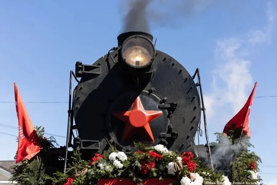 В 12:00 по местному времени 9 мая поезда по всей стране подадут продолжительный звуковой сигнал в рамках ежегодной акции «Гудок Победы» — традиции, уходящей корнями в события мая 1945 года.
