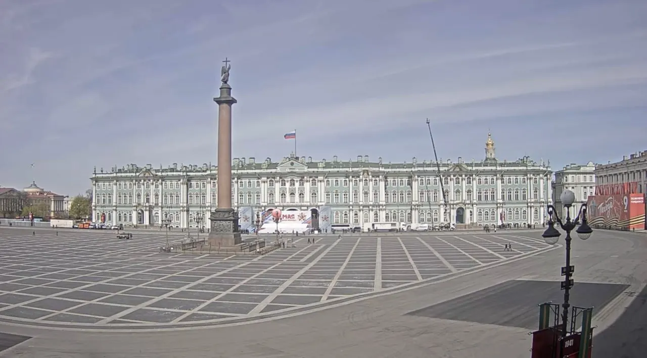 Мероприятие началось в 10:00; на Дворцовой площади парад длился около получаса и завершился примерно в 10:30–10:40. В столице торжественная часть также окончилась около 10:45.