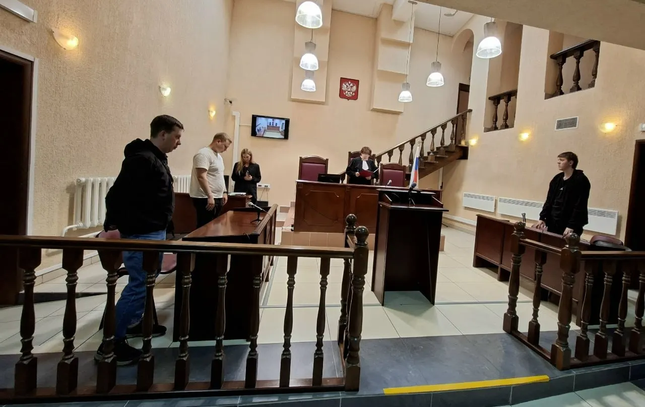 Псковский областной суд отклонил жалобу на штраф за расклейку листовок с изображением крепости и логотипом Роскомнадзора; при задержании заявляют о применении силы.