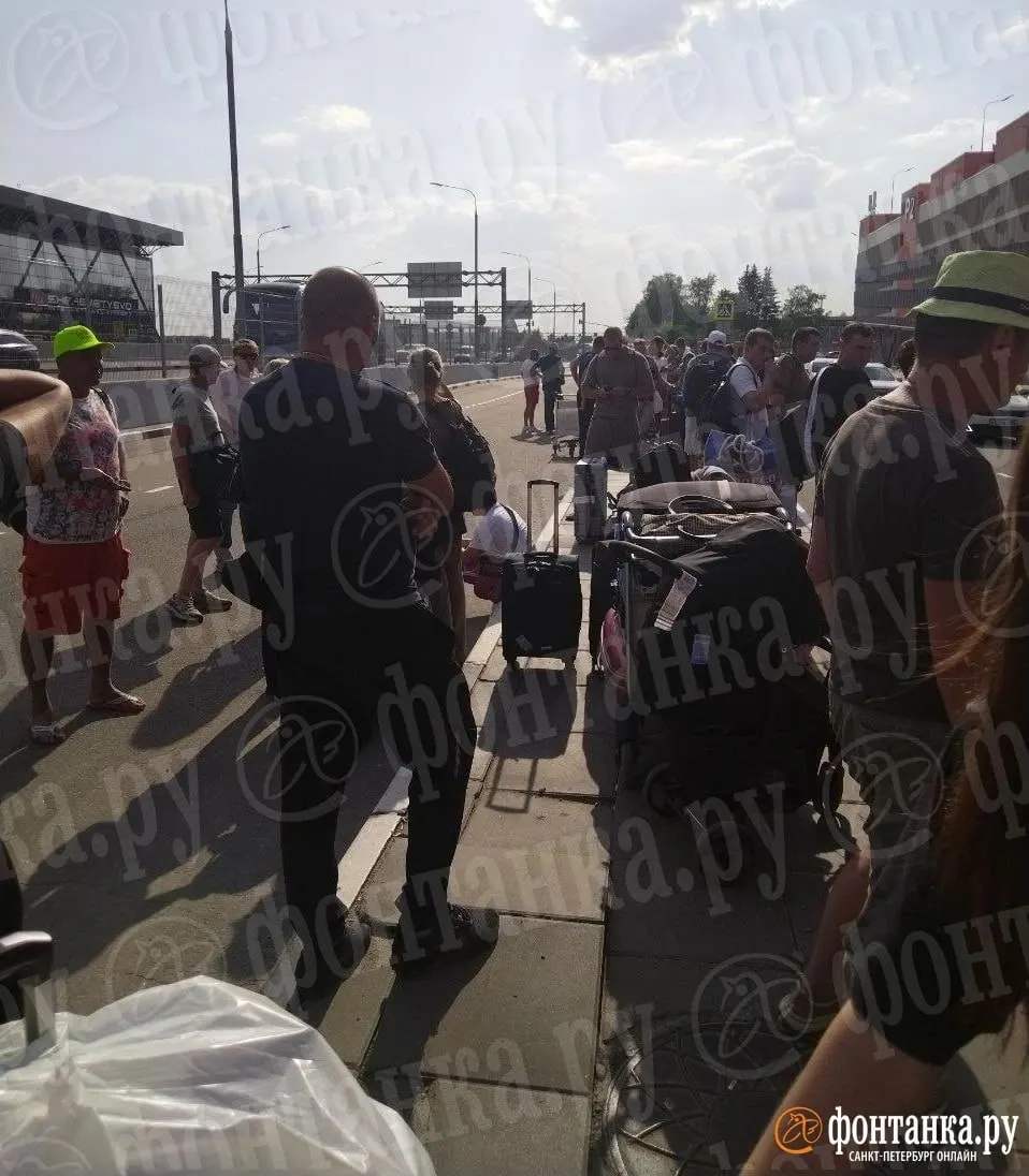 Около сотни пассажиров несколько часов ждали отправления — автобусы подали вечером 19 мая, выезд начался около 16:30, дорога через Москву проходила в жару под +30.