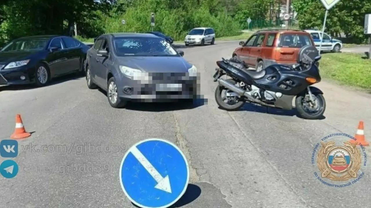 44‑летний водитель Suzuki получил травмы после выезда на встречную полосу. В аварии также участвовали мотоциклист и Ford; по данным ГИБДД, байкер нарушил разметку 1.1.