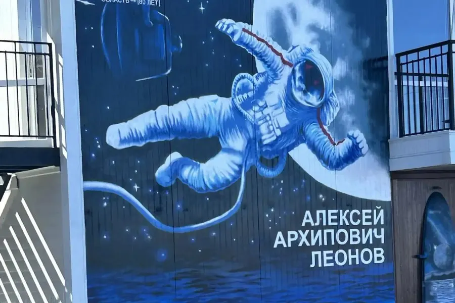 На лодочной станции Пионерского завершили создание мурала, посвящённого Алексею Леонову. Официальное открытие планируют приурочить к 92-й годовщине его рождения в рамках празднования 80-летия региона и города.
