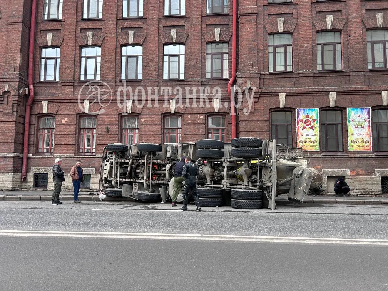 Грузовик не вписался в поворот на Гапсальской улице; полиция, МЧС и медики прибыли на место, пострадавших нет.
