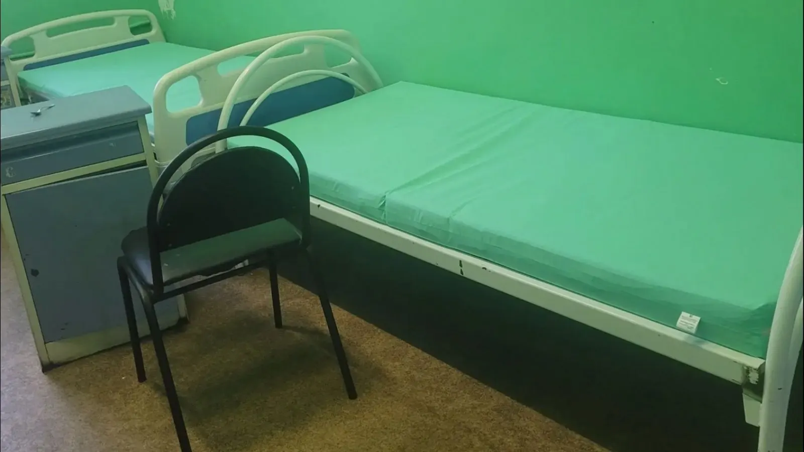 В травматологическом отделении мурманской больницы на Володарского, 18 пациенты описывают антисанитарию, отсутствие игровых помещений, проблемы с розетками и неисправное КТ-оборудование.