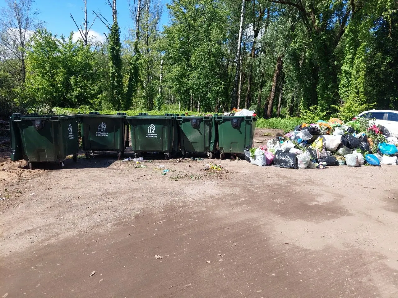 На праздничные дни коммунальные службы не убрали отходы на двух городских кладбищах — жители жалуются на завалы и отсутствие реакции от горхоза.
