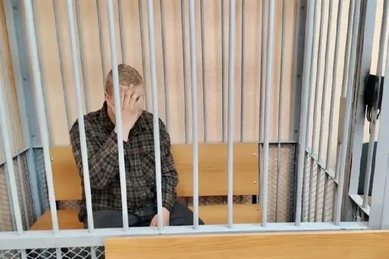 По версии следствия, водитель Mercedes подозревается в аварии, в которой погиб семилетний ребёнок; обвиняемый отрицает вину, ему избрали меру пресечения до 14 июля 2026 года.