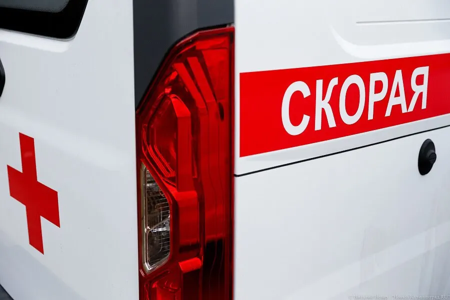 После операции в областной больнице калининградка Ирина Зайченко осталась парализованной. Судебно‑медицинская экспертиза установила, что применение микроэмболов малого размера было дефектом в оказании помощи и напрямую связано с ишемическим поражением спинного мозга. Сейчас женщина — инвалид I группы, уход за ней осуществляет муж.