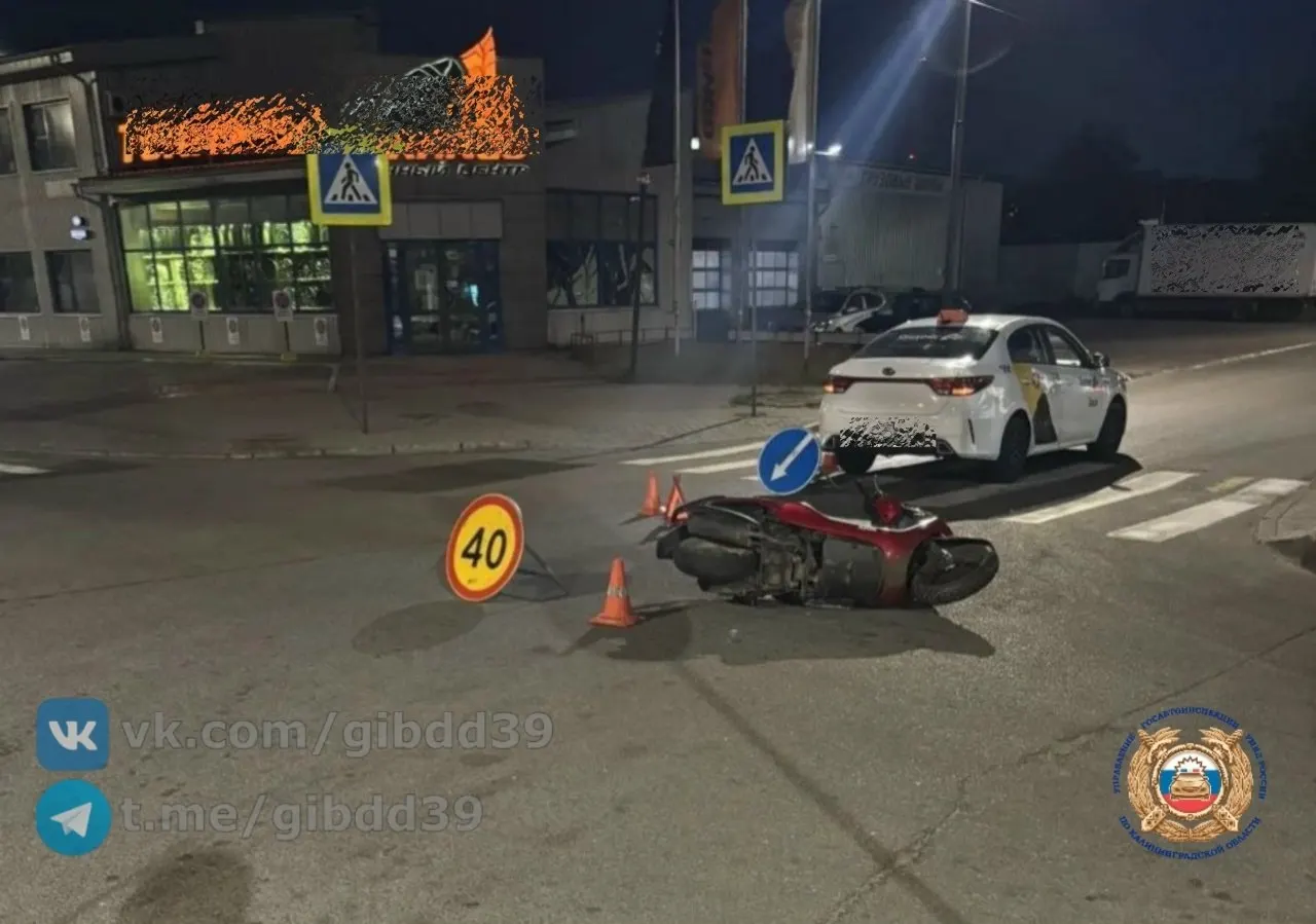 Авария произошла накануне около дома №254: за рулём мопеда был молодой человек 2006 года рождения, после столкновения с такси его доставили в больницу. Обстоятельства ДТП выясняют инспекторы.