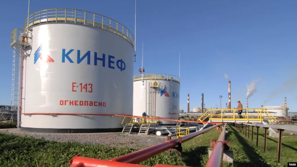 Нефтеперерабатывающий завод «Киришинефтеоргсинтез» в Ленинградской области приостановил работу — повреждены три из четырёх установок первичной переработки нефти.