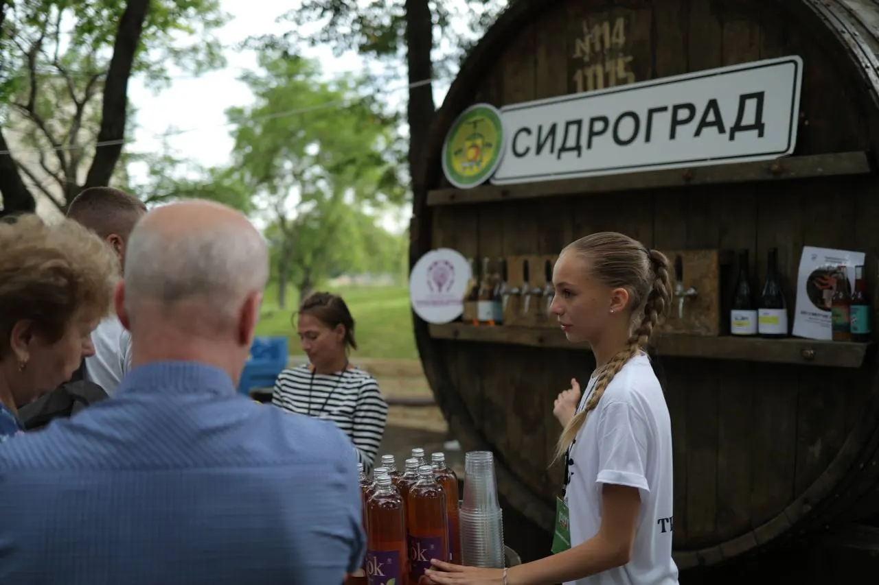 Фестиваль яблок, урожая и традиционных напитков «Лешуга» состоится в Финском парке Пскова 14–16 августа. В прошлом году его посетили более 30 тысяч человек.