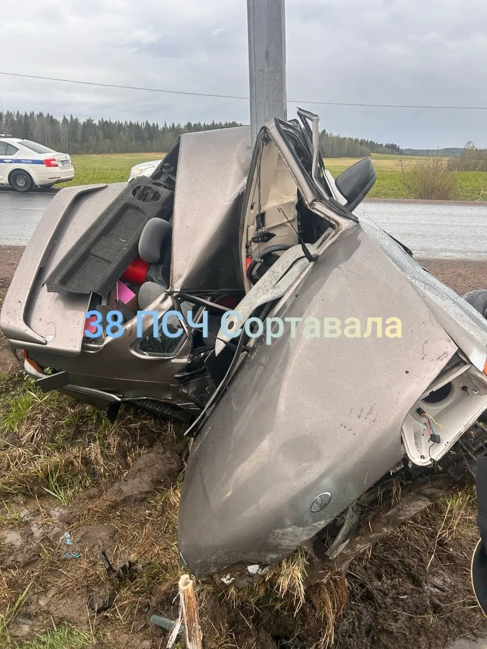На 252 км автодороги А121 в районе п. Хаапалампи автомобиль врезался в опору и оказался сильно деформирован. Водитель выжил и доставлен в Сортавальскую ЦРБ, причины ДТП выясняют правоохранители.