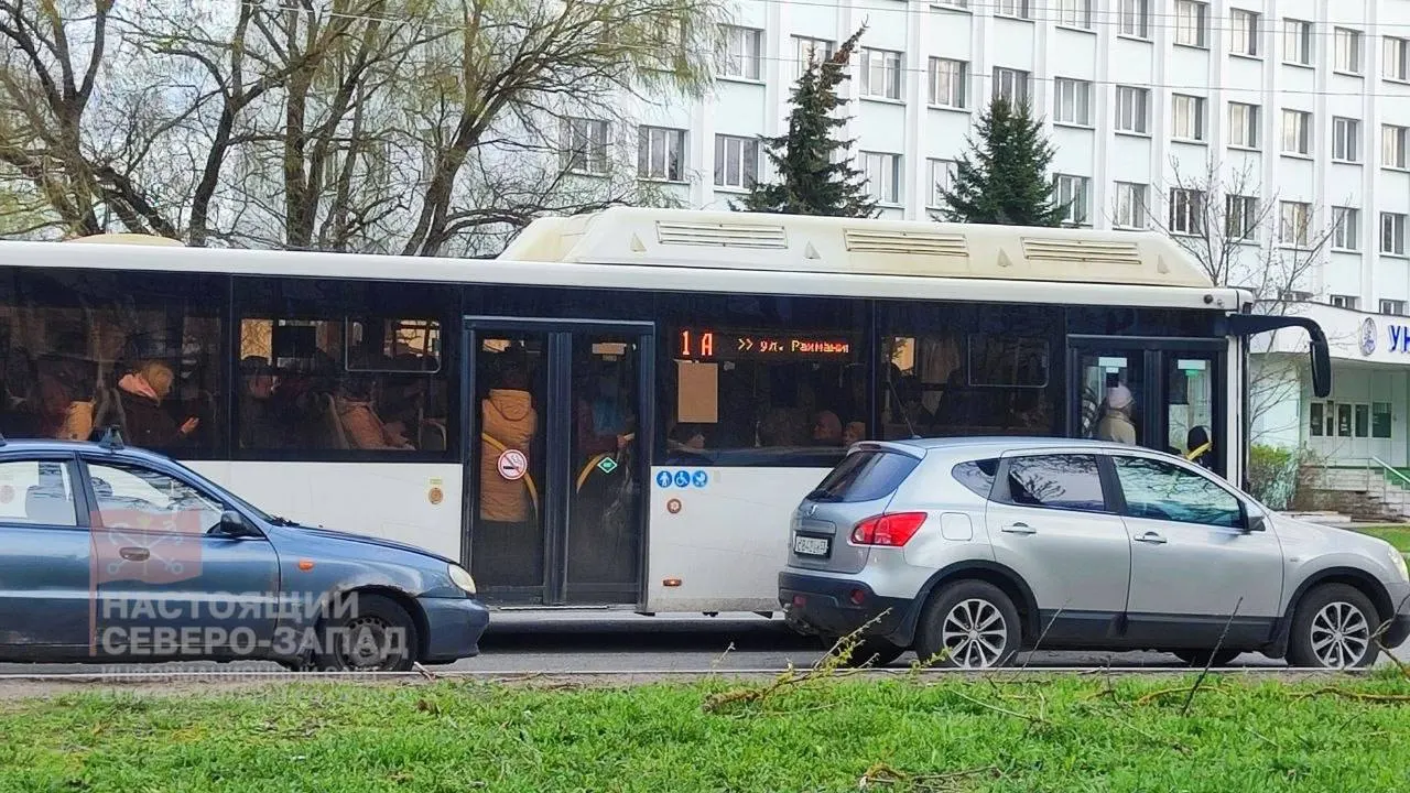 Автобусы в Великом Новгороде регулярно опаздывают или не выходят на рейс; прокуратура и ФАС проводят проверки. Власти называют основную причину — нехватку водителей, дефицит достигает 35%.