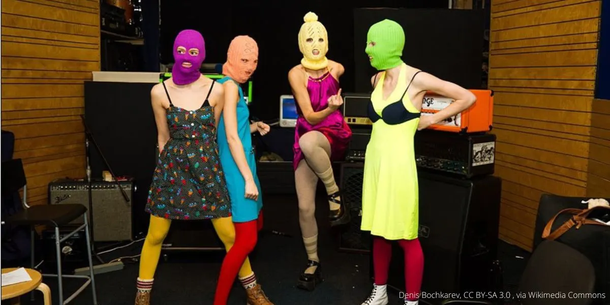 Росфинмониторинг внёс коллектив Pussy Riot в список «террористов и экстремистов». Ранее московские суды признали группу экстремистской и приговорили участниц заочно.