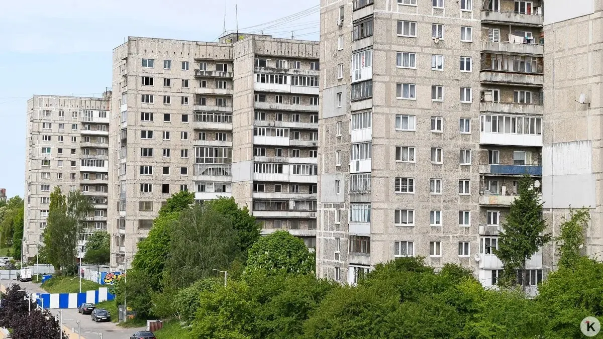 Власти Калининграда подготовят торги по разделению балконов между домами №68 и №70 и по демонтажу аварийной высотки №70; после экспертизы и выделения средств работы могут стартовать этой осенью.