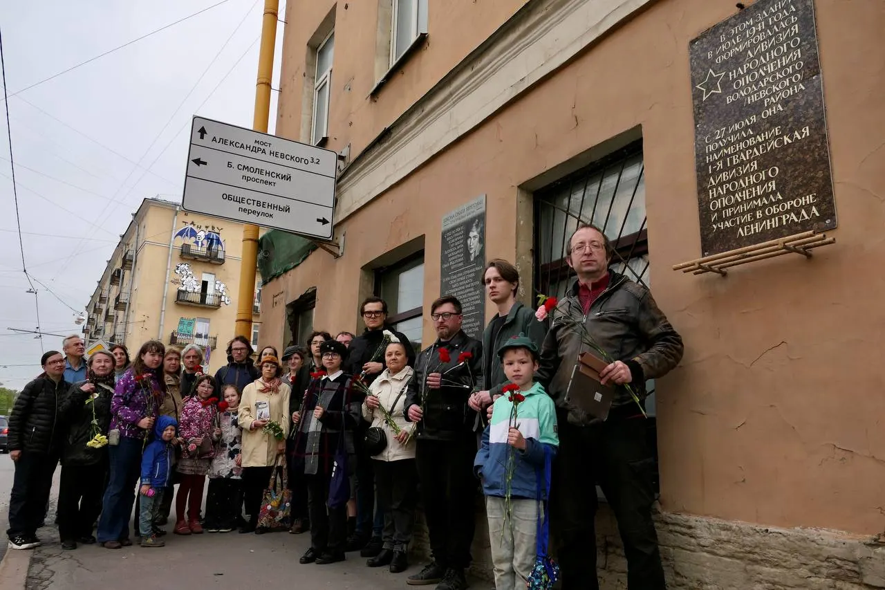 В день 116-й годовщины поэтессы активисты пришли к зданию, где она училась: читали стихи, возлагали цветы и напомнили о намерениях снести дом ради строительства моста.