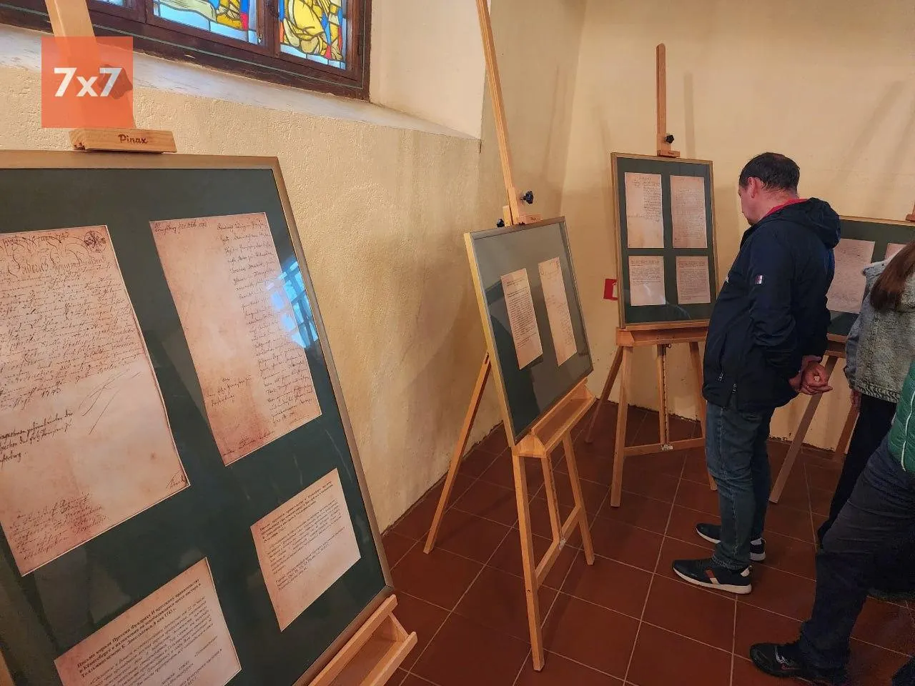 В Литературном музее посёлка Чистые Пруды вернули рукописи основоположника литовской литературы Кристионаса Донелайтиса; портрет поэта пока не восстановлен в экспозиции. Руководство музея не объяснило причины временного изъятия экспонатов.