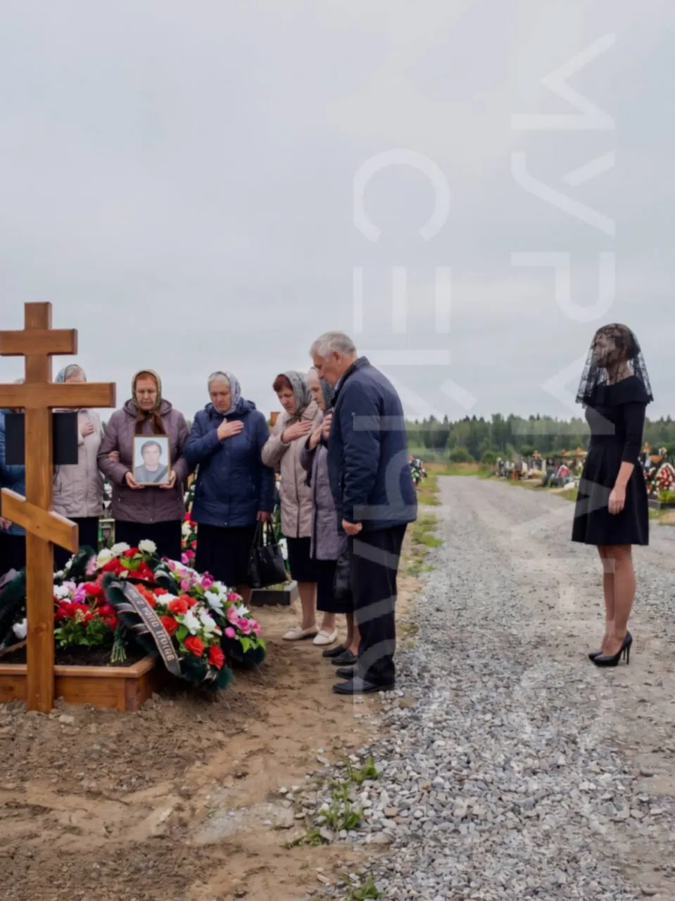 За 50 000 ₽ на церемонию прощания теперь можно пригласить молчаливую женщину в чёрном, которая создаёт ощущение тайны вокруг жизни умершего.