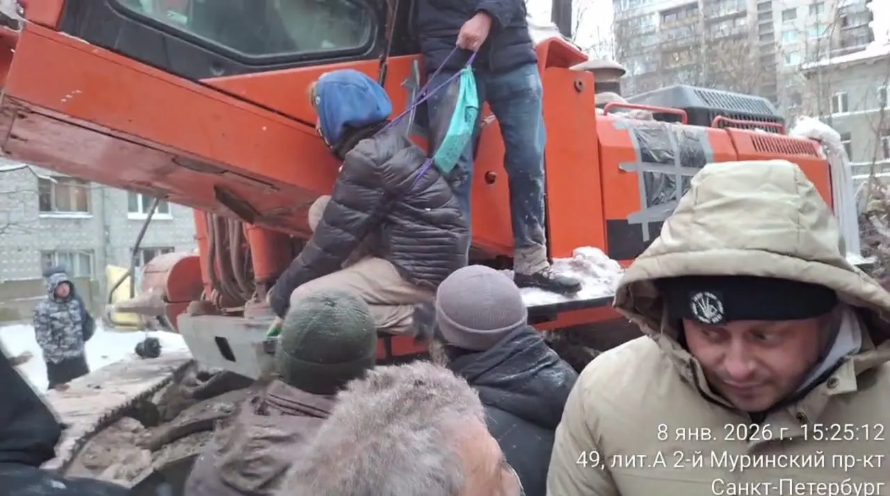 Градозащитника Вячеслава Сергеева обвиняют в мошенничестве — активисты утверждают, что он стал жертвой схемы. На оплату адвоката собирают около 200 тысяч рублей. Сергеева задержали 8 мая, ему назначили два месяца ареста, сейчас его везут в Старую Руссу.