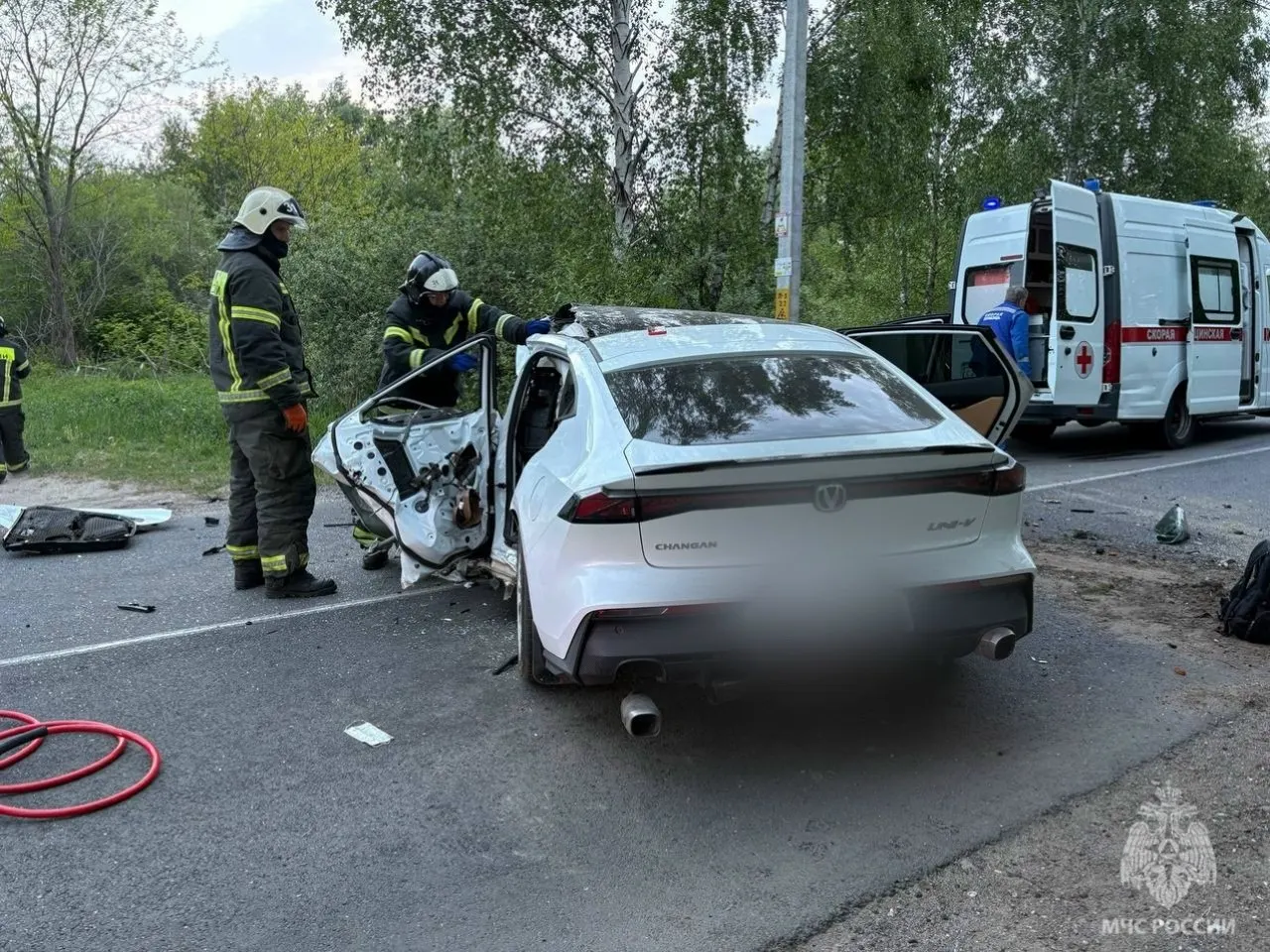 В Светлом (Калининградская область) водитель потерял управление, автомобиль врезался в придорожное дерево. Спасатели извлекли тела погибших из искорёженного автомобиля; 40‑летний пассажир доставлен в больницу в бессознательном состоянии. Причины ДТП устанавливаются.